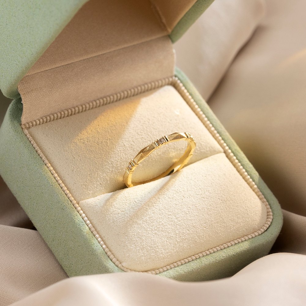 Aurora Geometry Round Lab Grown Diamond D VS1 Eternity 18K Yellow Gold Ring MSR-1667